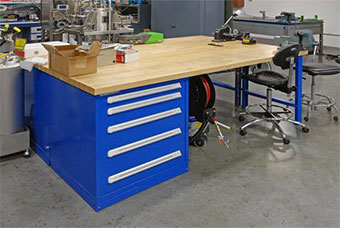 浦豐柜業(yè)幫助中國重汽動(dòng)力公司設(shè)計(jì)鉗工工作臺